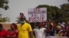 Des Centrafricains manifestent leur soutien à la Russie dans les rues de la capitale Bangui, la capitale de la RCA, le 23 février 2022. (Photo de Carol VALADE / AFP)