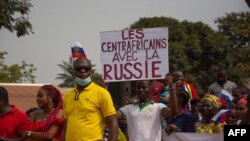 ARCHIVES - Un homme tient une pancarte pro-russe sur laquelle est écrit "Centraricains avec la Russie" à Bangui le 23 février 2022 lors d'une manifestation pro-russe. 