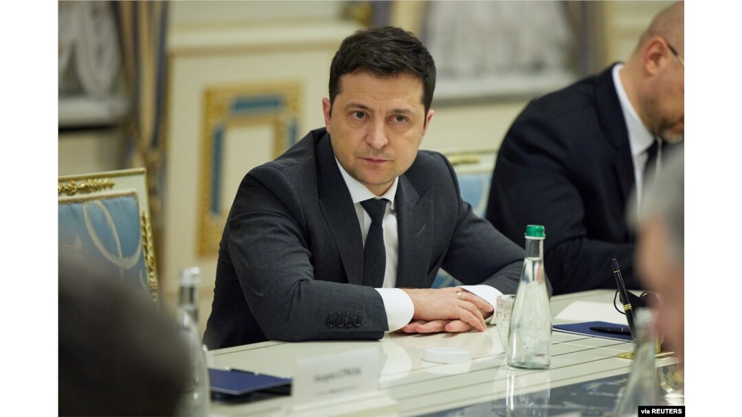 Ukrainian President Volodymyr Zelenskyy meets with leaders of parliament fractions and groups in Kyiv, Ukraine, Feb. 22, 2022. (Ukrainian Presidential Press Service/Handout via Reuters)