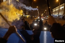 Una mujer asiste a una manifestación para protestar después de la decisión de Moscú de reconocer formalmente dos regiones respaldadas por Rusia del este de Ucrania como independientes en la ciudad industrial de Mariupol, ubicada a unos 20 kilómetros de las áreas controladas por los rebeldes en el este de Ucrania.