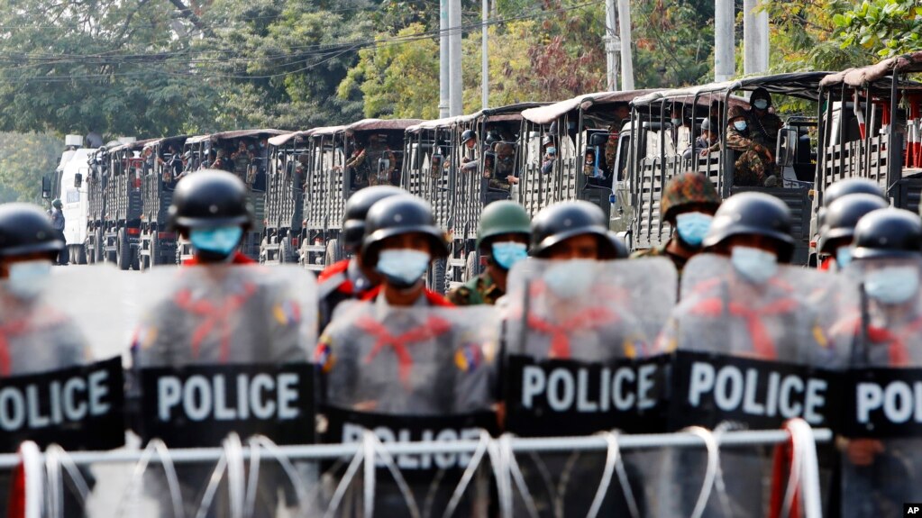 资料照片：在缅甸曼德勒一处路障的缅甸警察和他们身后的军车队。(2022年2月19日)(photo:VOA)