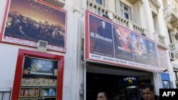 Une affiche du film "Mort sur le Nil" est exposée devant un cinéma au centre de la capitale tunisienne Tunis, le 23 février 2022.