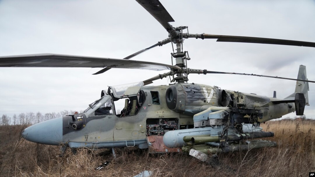 Российский Ка-52 после вынужденной посадки под Киевом. Архивное фото. 24 февраля 2022.