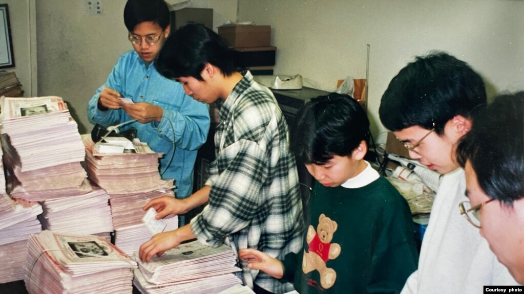 在1990年底，吴静雯的家人帮助邮寄《西华报》。（照片由吴静雯提供）(photo:VOA)