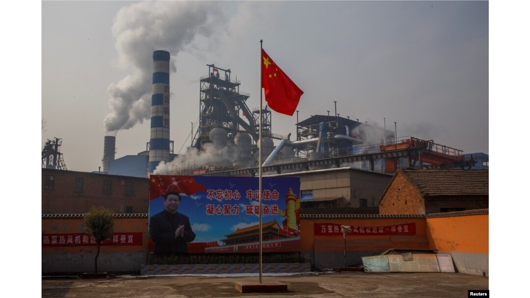 Sebuah poster yang menampilkan Presiden China Xi Jinping terlihat di depan pabrik baja Xinyuan di Anyang, Provinsi Henan, China, 19 Februari 2019. (Foto: Reuters).