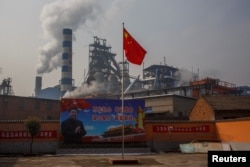 Sebuah poster yang menampilkan Presiden China Xi Jinping terlihat di depan pabrik baja Xinyuan di Anyang, Provinsi Henan, China, 19 Februari 2019. (Foto: Reuters).