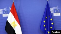 Bendera nasional Mesir dan bendera Uni Eropa di markas besar Uni Eropa di Brussel, Belgia, 17 Februari 2022. (Francois Walschaerts/Pool via REUTERS)