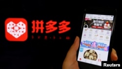 Çin menşeli hesaplı online alışveriş uygulaması Pinduoduo'nun logosu ve uygulamanın akıllı telefon üzerindeki görünümü.