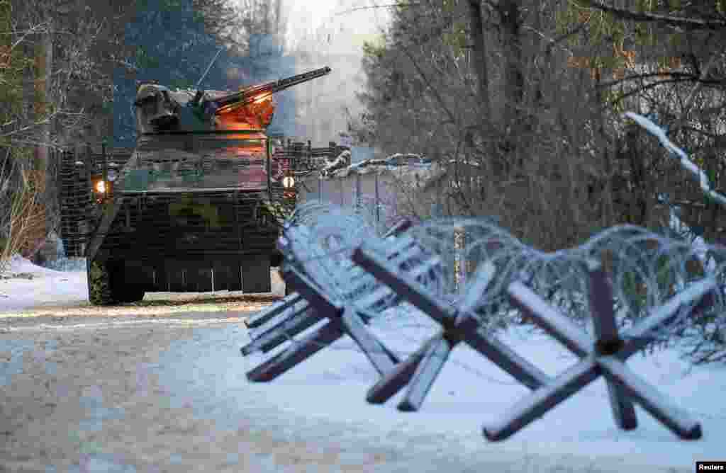 Un vehículo blindado de transporte de personal se ve en la ciudad abandonada de Pripyat.