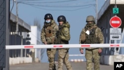 乌克兰士兵守卫在乌克兰东部地区靠近亲俄分离主义武装控制的一个检查哨卡。（2022年2月21日）
