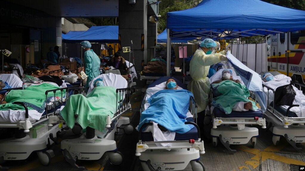 香港医院超负荷，许多新冠病毒感染病人在医院外临时接受治疗。（2022年2月18日）(photo:VOA)
