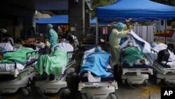 香港医院超负荷，许多新冠病毒感染病人在医院外临时接受治疗。（2022年2月18日）