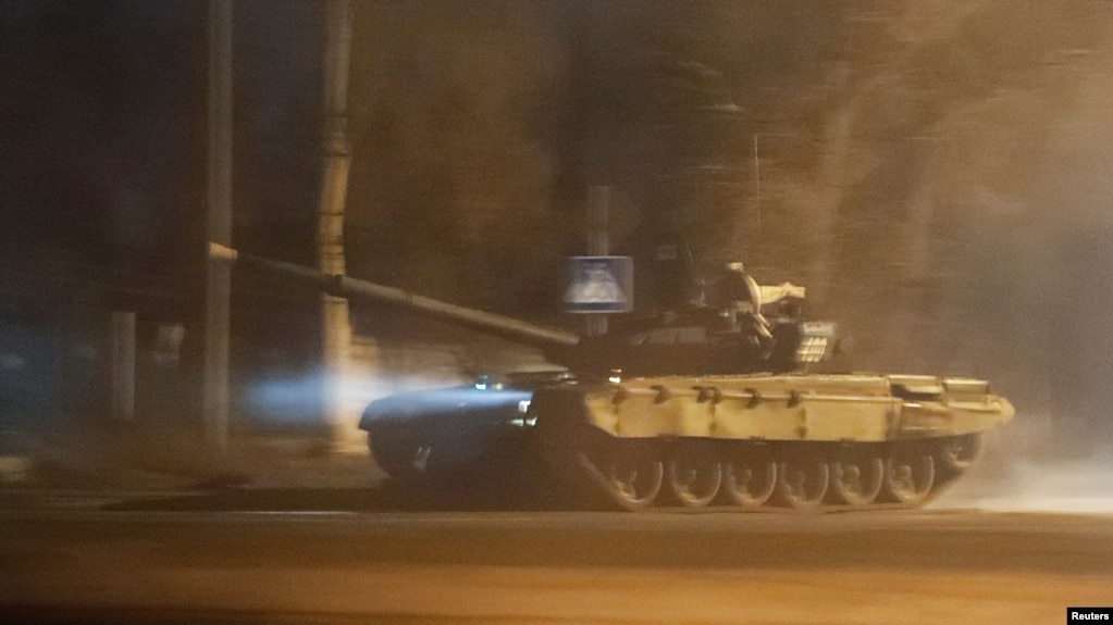 A tank drives along a street after Russian President Vladimir Putin ordered the deployment of Russian troops to two breakaway regions in eastern Ukraine February 22, 2022. (REUTERS/Alexander Ermochenko)