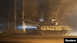 在乌克兰东部分离主义控制的顿涅茨克市，在普京下令俄军进驻后，一辆坦克行驶在街头。(2022年2月22日)
