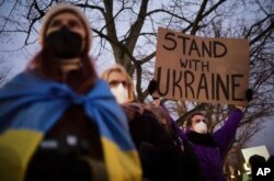 Un hombre sostiene un cartel en apoyo de Ucrania mientras asiste a una manifestación cerca de la embajada rusa para protestar contra la escalada de tensión entre Rusia y Ucrania en Berlín, Alemania, el 22 de febrero de 2022.