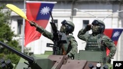 2021年10月10日庆祝国庆，台湾士兵总统府前敬礼