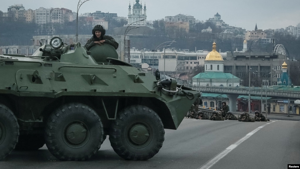 Binh sĩ Ukraine canh gác khu trung tâm Kyiv, 25/2.