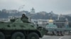 Militares de la Guardia Nacional de Ucrania toman posiciones en el centro de Kiev, Ucrania, 25 de febrero de 2022. REUTERS/Gleb Garanich