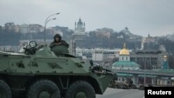 Militares de la Guardia Nacional de Ucrania toman posiciones en el centro de Kiev, Ucrania, 25 de febrero de 2022. REUTERS/Gleb Garanich