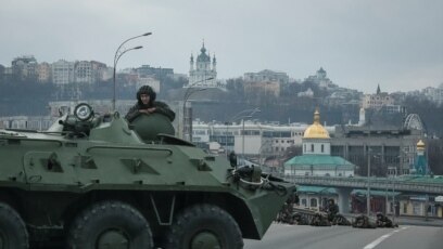 Militares de la Guardia Nacional de Ucrania toman posiciones en el centro de Kiev, Ucrania, 25 de febrero de 2022. REUTERS/Gleb Garanich