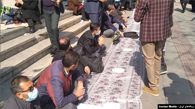 تجمع اعتراضی معلمان در مقابل وزارت آموزش و پرورش در تهران- منبع: رسانه‌های اجتماعی