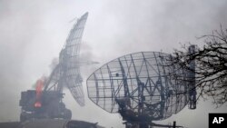 俄罗斯对乌克兰东部发动空袭与导弹袭击后，乌克兰马里乌波尔郊外一个军事设施的雷达和其他设备被炸毁。(2022年2月24日)