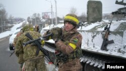پوستۀ سیار نظامیان اوکراینی در یک جادۀ منتهی به شهر خارکیف