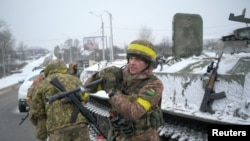 乌克兰士兵守卫着基辅的一条街道。（2022年2月25日）