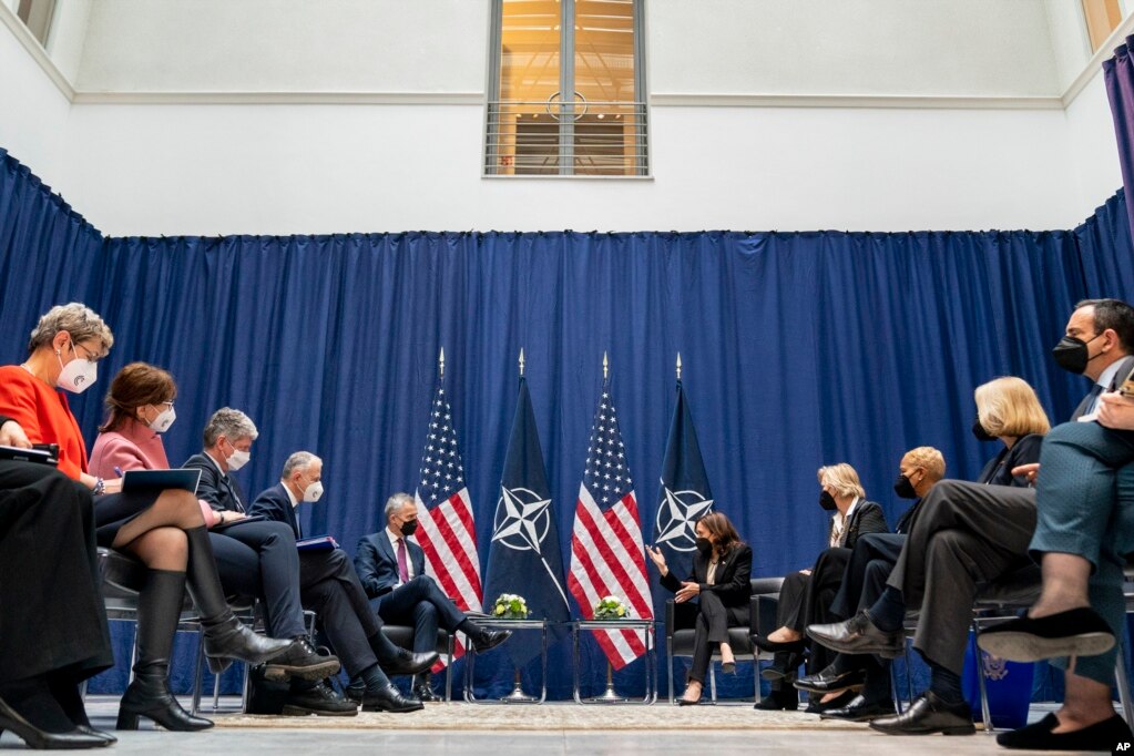 美国副总统哈里斯在慕尼黑安全会议期间与北约秘书长斯托尔滕贝格会晤。(2022年2月18日)(photo:VOA)