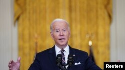El presidente de EE. UU., Joe Biden, brinda una actualización sobre Rusia y Ucrania durante los comentarios en la Sala Este de la Casa Blanca en Washington, EE. UU., el 22 de febrero de 2022. 