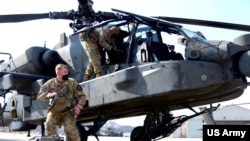16일 한국의 캠프 험프리스 미군 기지에서 미 육군 제2항공전투여단 예하 부대인 4-2 공격헬기 대대원들이 에서 AH-64D 아파치 헬기 이륙 점검을 하고 있다.