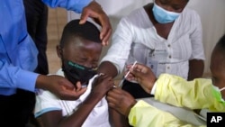 Seorang anak menerima vaksinasi COVID-19 Pfizer di Johannesburg, Afrika Selatan (foto: ilustrasi). 