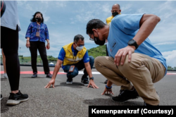 Menparekraf Sandiaga Uno mengecek kondisi aspal lintasan sirkuit Mandalika, Minggu (20/2) dan menjanjikan perbaikan. (Foto: Kemenparekraf)