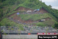 Orang-orang menyaksikan Kejuaraan Dunia Superbike di Sirkuit Internasional Mandalika di Kuta Mandalika, Lombok Tengah pada 21 November 2021. (Foto: AFP/Bay ismoyo)