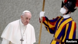 សម្តេច​សង្ឃ​រ៉ូម៉ាំង​កាតូលិក​ប៉ាប Francis យាង​កាត់ឆ្មាំ Pontifical Swiss ពេល​ដែល​ព្រះអង្គ​យាង​មក​ដល់​បុរី​វ៉ាទីកង់ កាលពី​ថ្ងៃទី២៣ ខែកុម្ភៈ ឆ្នាំ២០២២។
