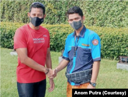 Sandiaga Uno bertemu Ketua Karangtaruna Pujut, Sri Anom Putra Sanjaya terkait akses pekerjaan bagi warga Mandalika. (Foto: Anom Putra)