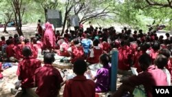 Floods have forced many students in Malawi to hold classes outdoors, in the shade of trees. (Lameck Masina/VOA)