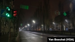 Kyiv is eerily empty on the evening of Feb. 24, 2022, with the city preparing for another assault. (Yan Boechat/VOA)