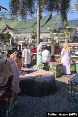 Warga mengungsi ke taman saat gempa berkekuatan 6,2 skala Richter di Pasaman Barat, Sumatera Barat, 25 Februari 2022. (Foto: AFP/Sulthan Azzam)