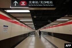 香港地铁尖沙咀站空荡荡的走道。（2022年2月21日）