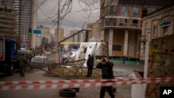 Polisi Ukraina menginspeksi lokasi yang terkena serangan Rusia di ibu kota Kyiv, Kamis (24/2).