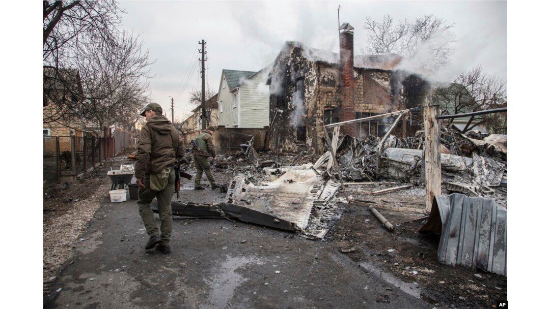 Seorang prajurit Ukraina di Kyiv, Ukraina, Jumat, 25 Februari 2022. (Foto: AP)