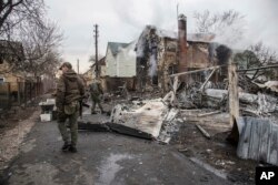 Seorang prajurit Ukraina di Kyiv, Ukraina, Jumat, 25 Februari 2022. (Foto: AP)