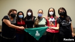 Mujeres que salieron de la cárcel tras ser condenadas por homicidio agravado tras emergencias médicas durante sus embarazos, posan con las activistas por el derecho al aborto Morena Herrera y Sara García, del Grupo Ciudadano por la Despenalización del Aborto.