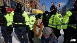 Privođenje demonstranata koji su tri nedelje svojim vozilima blokirali centar glavnog grada Kanade