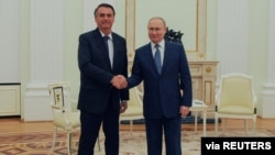 El presidente ruso, Vladimir Putin, estrecha la mano de su homólogo brasileño, Jair Bolsonaro, durante una reunión en Moscú, Rusia, el 16 de febrero de 2022.