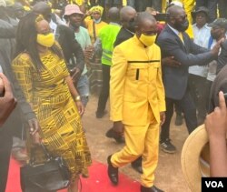 Opposition leader Nelson Chamisa (right) arriving at a Zimbabwe Citizens’ Coalition for Change rally in Harare, Feb. 20, 2022 accompanied by his wife Sithokozile. (Columbus Mavhunga/VOA)