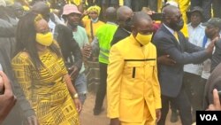 FILE: Opposition leader Nelson Chamisa (right) arriving at a Zimbabwe Citizens’ Coalition for Change rally in Harare, Feb. 20, 2022 accompanied by his wife Sithokozile.