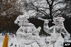 Patung es dalam Festival Seni Internasional "Es dan Salju" yang berlangsung hingga 28 Februari di Gorky Park, Moskow, 20 Januari 2022. (Natalia KOLESNIKOVA / AFP/ilustrasi)