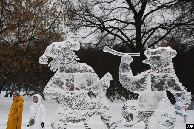Patung es dalam Festival Seni Internasional "Es dan Salju" yang berlangsung hingga 28 Februari di Gorky Park, Moskow, 20 Januari 2022. (Natalia KOLESNIKOVA / AFP/ilustrasi)